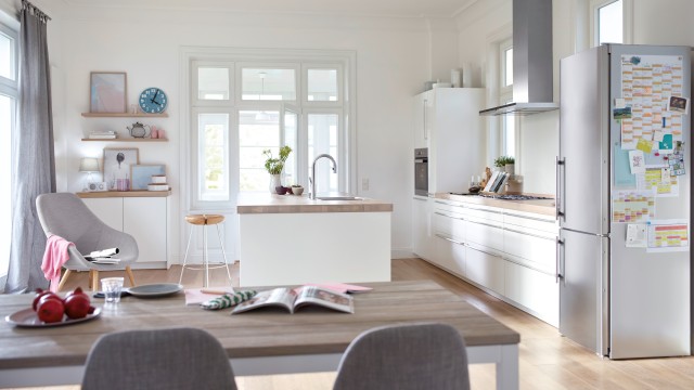 Eine schöne weiße Küche mit Spüle und Armatur von BLANCO