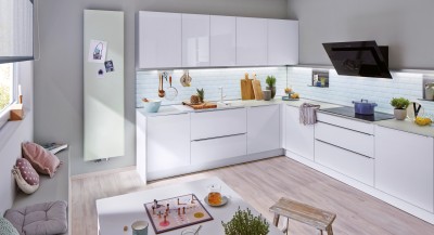 Eine moderne Küche in weiß