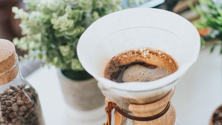 Führen Sie kleine achtsame Rituale ein wie "slow coffee brewing".
