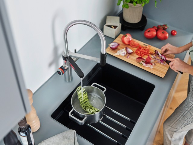 Maximum flexibility with separately operated swivel tap