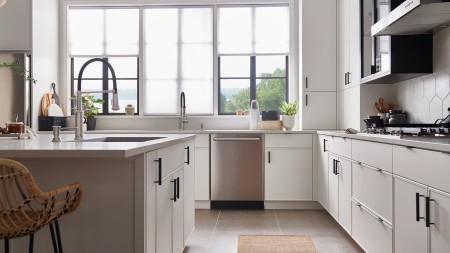 Le plancher offre une bonne occasion d’ajouter du contraste dans une cuisine blanche moderne