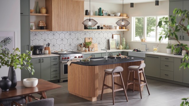 Le style Moderne/Milieu du siècle (le XXe) est le choix qui s’impose à ceux souhaitant créer un espace élégant pour cuisiner.