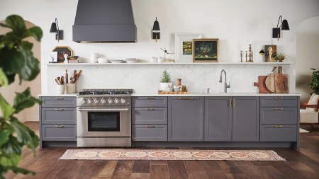Shaker-style cabinets are ideal transitional kitchen cabinets.