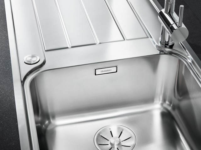 Equipped with the new InFino drain system, the concealed C-overflow and an elegant flat IF rim.