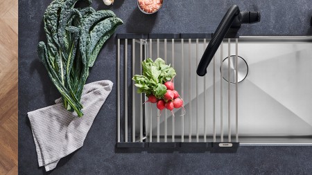 La grille pliable BLANCO facilite plus que jamais les tâches en cuisine!