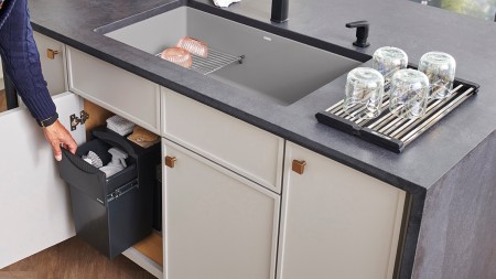 Le panier à vaisselle pliable BLANCO se range facilement dans n’importe quelle armoire de cuisine.