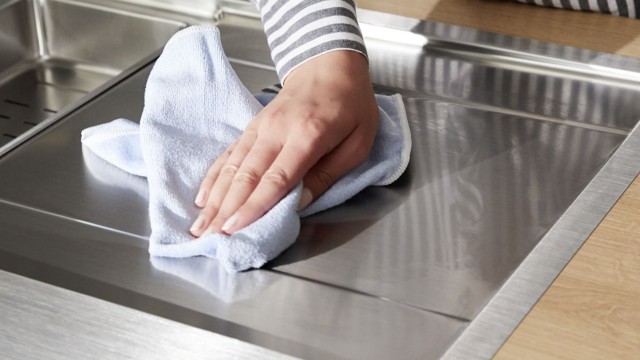cleaning of a stainless steel sink with microfibre cloth