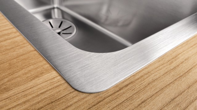 Inset sinks with a very flat rim allow almost seamless integration into the worktop