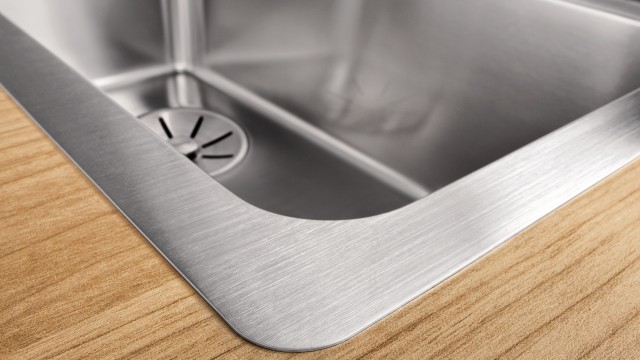Inset sinks with a very flat rim allow almost seamless integration into the worktop