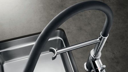 The BLANCO CATRIS FLEXO features a sleek rubber hose for an industrial, modern look