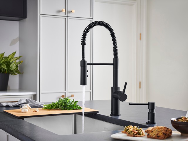 443032 Catris Kitchen Faucet in Matte Black - Semi Professional Faucet with an Industrial look