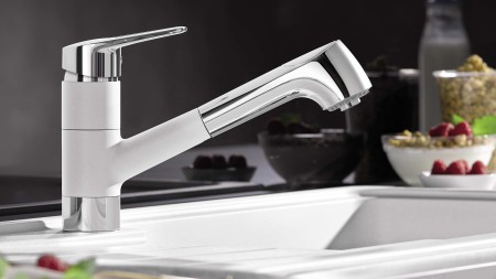 The single-lever mixer offers convenient regulation of water temperature and pressure.