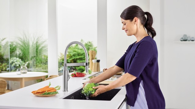 Frau wäscht Gemüse in einer BLANCO-Spüle