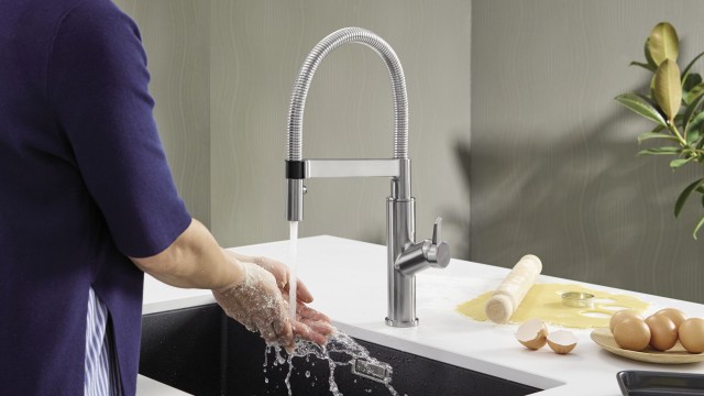 How about if you have cake batter sticking to your hands? No problem: simply wash your hands using the sensor mixer tap
