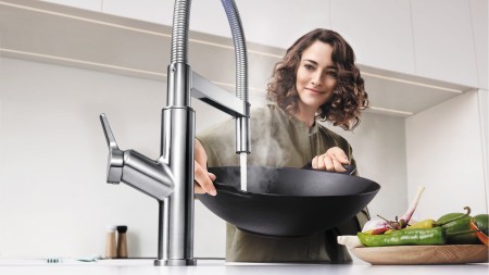 The SOLENTA-S Senso single-lever mixer tap can be easily activated using your lower arm or the back of your hand.