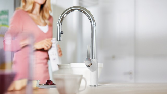 URBENA 1.5 GPM Kitchen Faucet in chrome