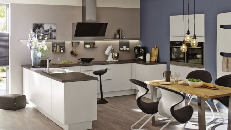 La cuisine en U est particulièrement adaptée aux familles en raison de espace de travail spacieux.