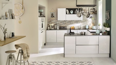 Pour une ambiance ultra conviviale, une cuisine en G offre de l’espace à toute la famille.