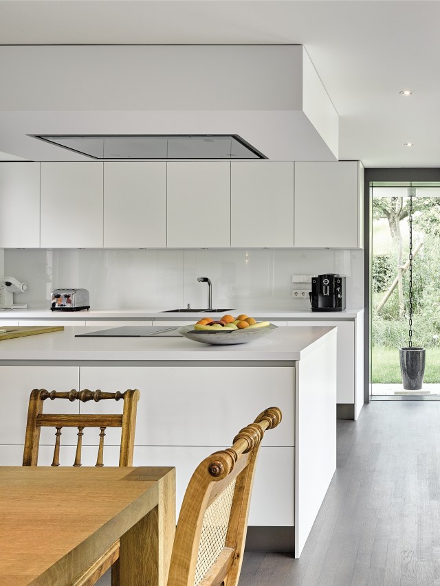 minimalistische Küche an großer Fensterfront