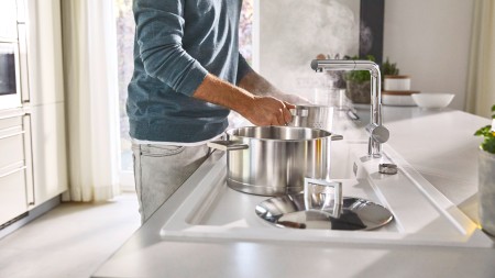 Die große Spüle BLANCO ZENAR XL 6 S eignet sich optimal zum Abwasch großer Küchenutenlisien. 
