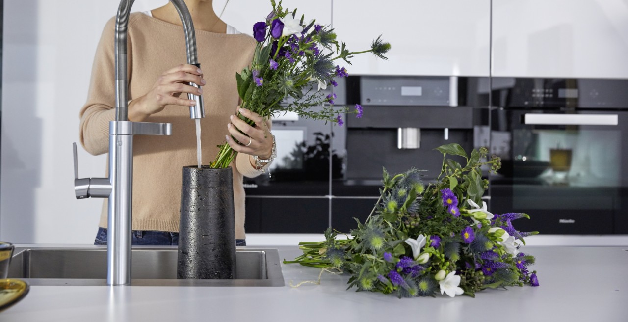 Displaying and looking after flowers – a breeze with a BLANCO kitchen mixer tap