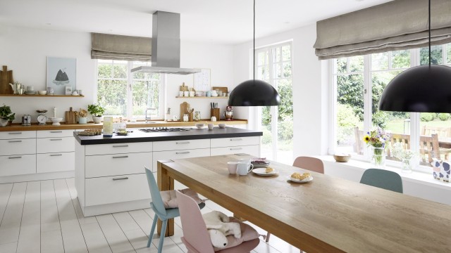 Warme Farben und natürliche Materialien verleihen Ihrer Landhausküche eine behagliche Atmosphäre