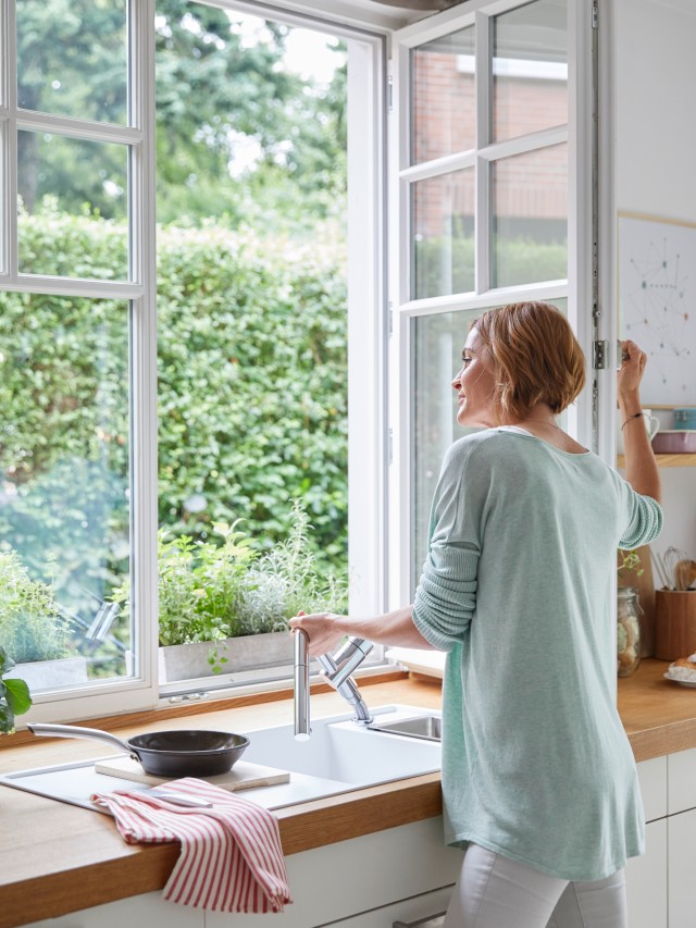 Maak gebruik van de mooiste plek in de keuken met een mengkraan onder het raam.