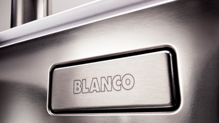 Nahaufnahme Branding BLANCO Edelstahlspüle