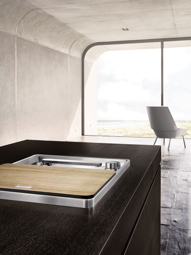 Look tidy with retractable mixer taps: the Eloscope mixer tap disappears into the sink