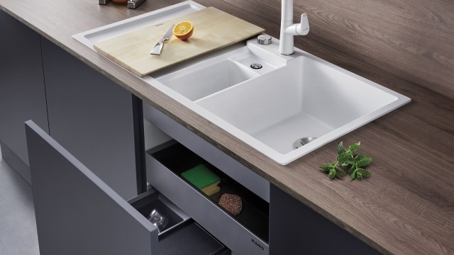 Short distances: BLANCO sinks combine a waste management system and extended worktops within a small space.
