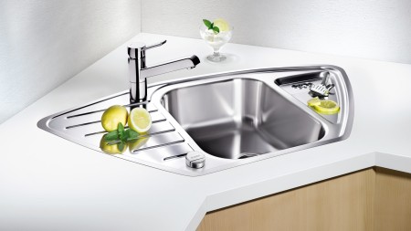 Like the DELTA, the dynamic shape of the BLANCO LANTOS looks great in modern kitchens.