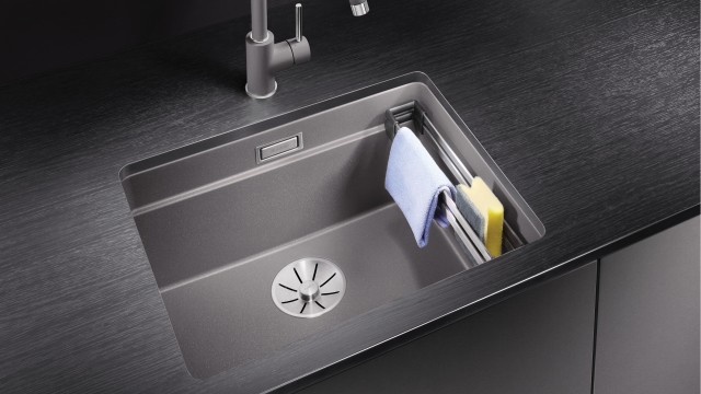 The BLANCO ETAGON also provides a place for stowing dishwashing utensils.