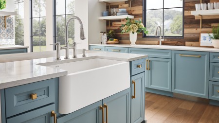 Farmhouse sinks are convenient for busy kitchens - wash bulky kitchenware with ease!
