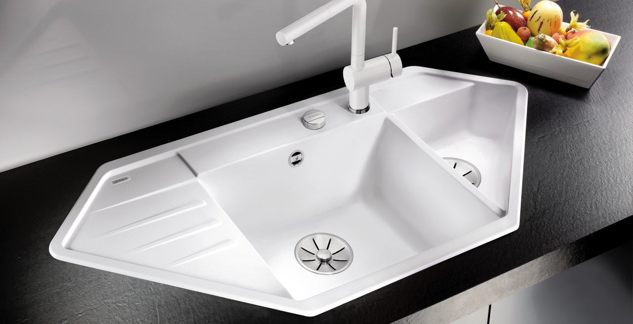 The BLANCO LEXA 9 E can also be truly eye-catching feauture on a straight worktop 