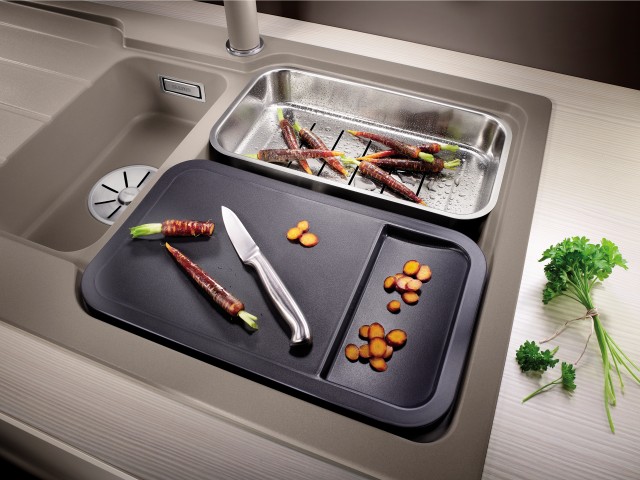 您可以机智地同时使用BLANCO切菜板和BLANCO不锈钢水盆。
