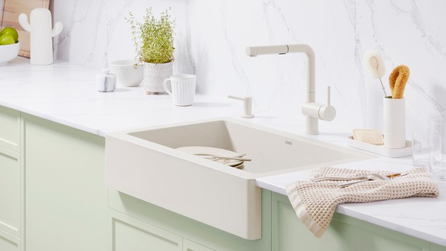 vintera_30_in_soft_white_with_linus_kitchen_faucet