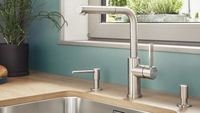 The soap dispenser can be integrated directly into the tap ledge during installation.