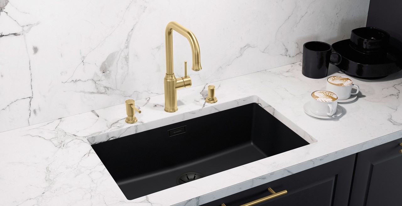 Worktops made of white marble create an intense contrast with sinks in SILGRANIT® PuraDur® black.