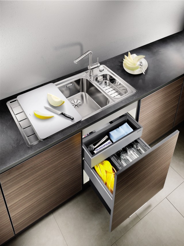 The pull-out organiser drawer stores your sponges, dishwashing brushes and the like so that they are always within reach.