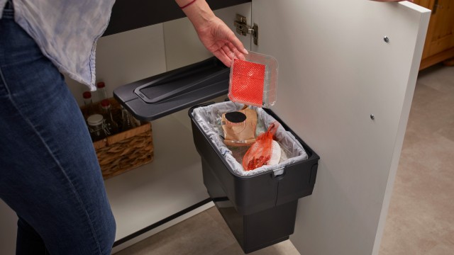 Das Müllsystem des BLANCO SINGOLO spart Platz und schafft Raum für Küchenutensilien.