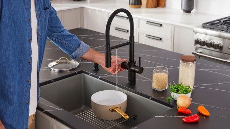Pair the CATRIS Flexo Filter faucet with a SILGRANIT sink to enhance style and functionality