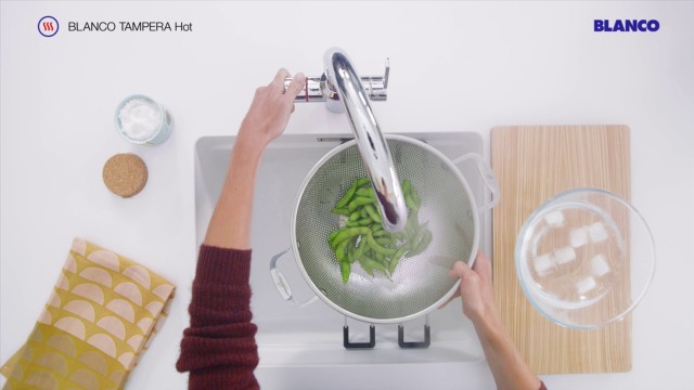 Les légumes peuvent désormais être blanchis directement sous le robinet avec le mitigeur TAMPERA Hot